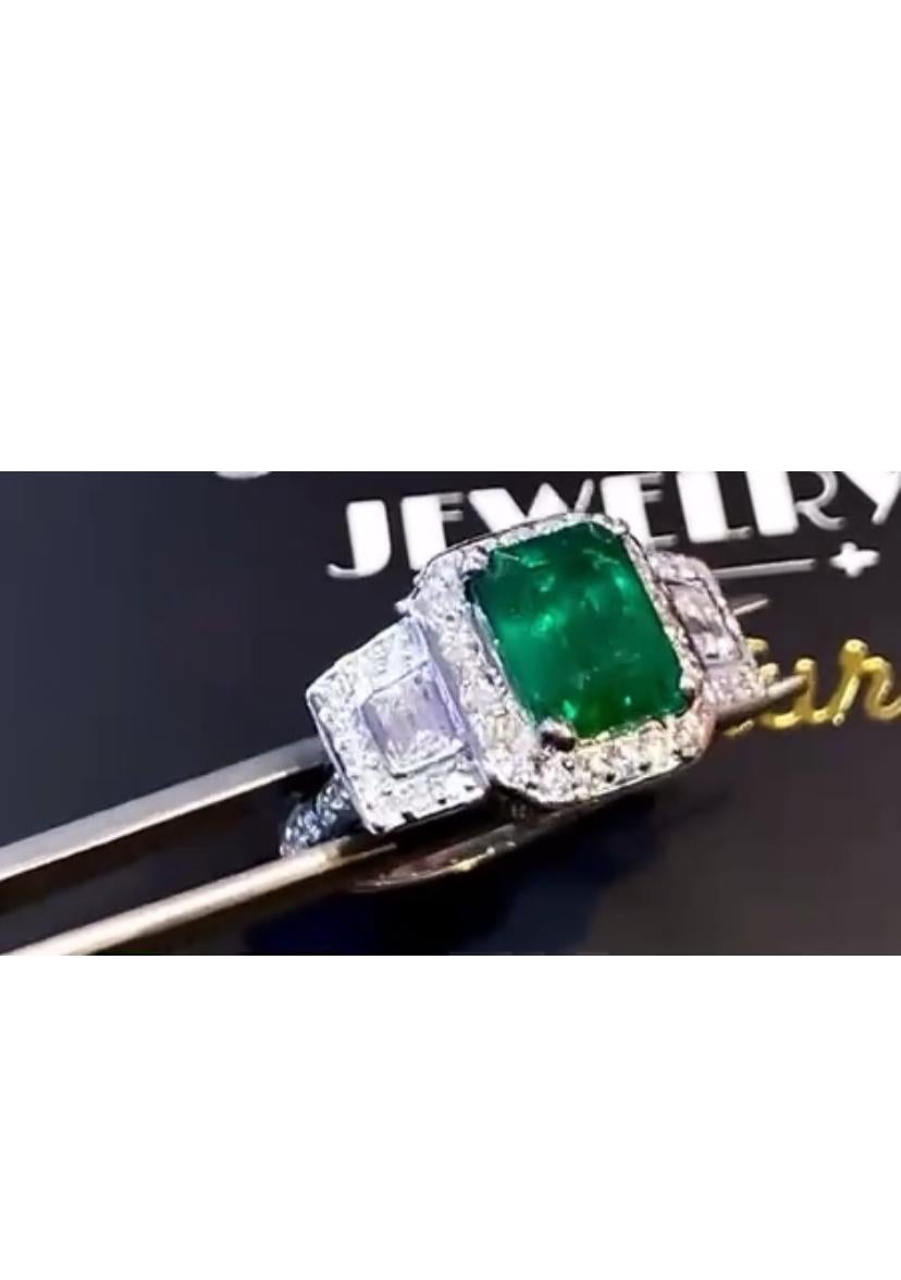 Women's AIG Certified 3.50 Ct Zambia Emerald  Diamonds 18k Gold Cocktail Ring For Sale