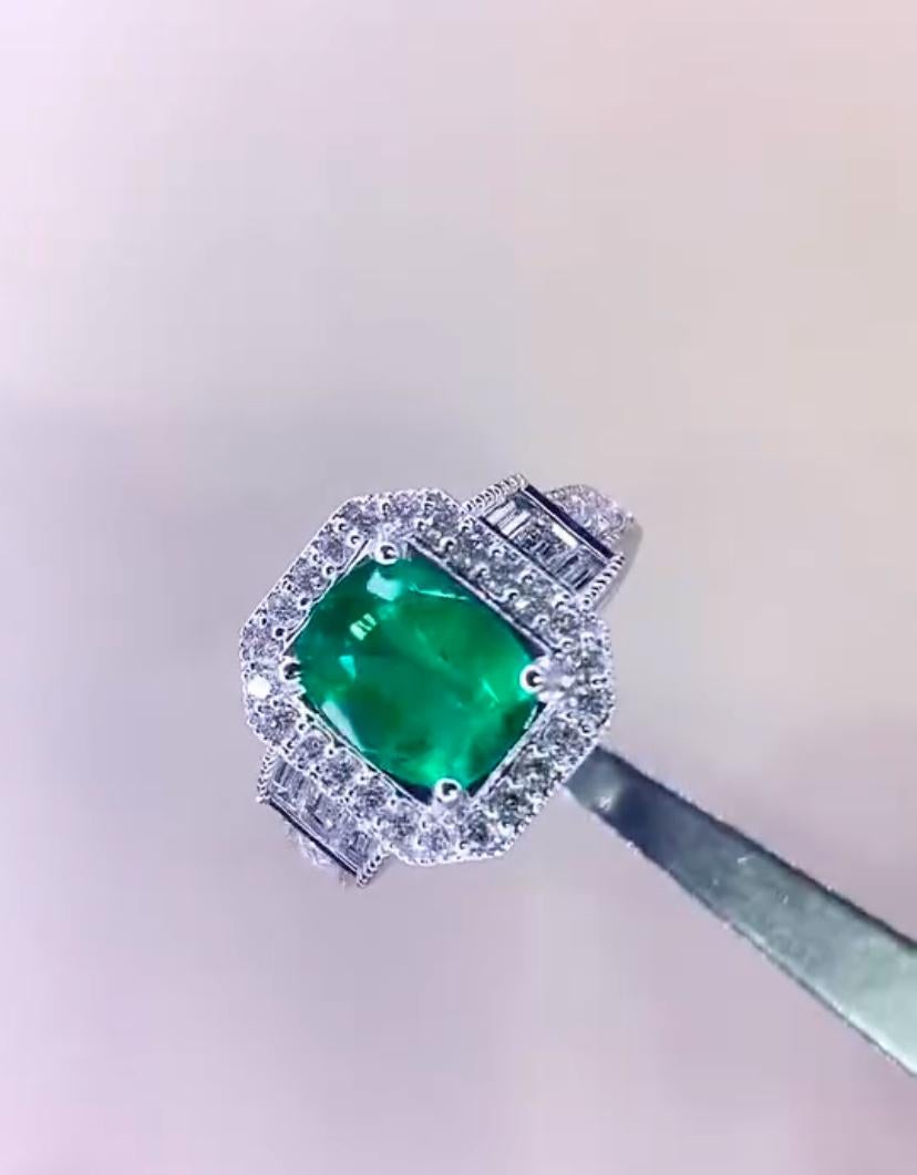 Ein exquisiter Ring mit Smaragd und Diamanten in elegantem Art Deco Design, so raffiniert und anspruchsvoll.
Schmücken Sie Ihre Hände und verleihen Sie Ihrem Look einen Hauch von Farbe und Klasse.
Atemberaubende Ring kommen in 18k Gold mit einem