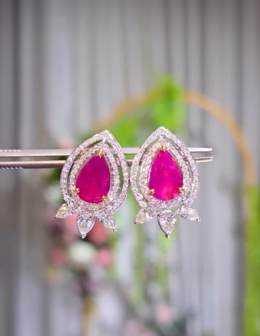 Uno squisito orecchino con rubini e diamanti dal design contemporaneo, dallo stile elegante e raffinato.
Eleva la tua bellezza senza tempo e aggiungi un tocco di raffinatezza e charme al tuo look.
Gli splendidi orecchini sono realizzati in oro 18
