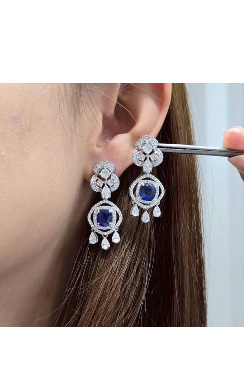 Unos pendientes exclusivos de Zafiros y Diamantes de diseño contemporáneo y particular, ¡tan elegantes y de estilo particular!
Eleva tu belleza atemporal y dale un toque de glamour y sofisticación.
Impresionantes pendientes de oro de 18 quilates con