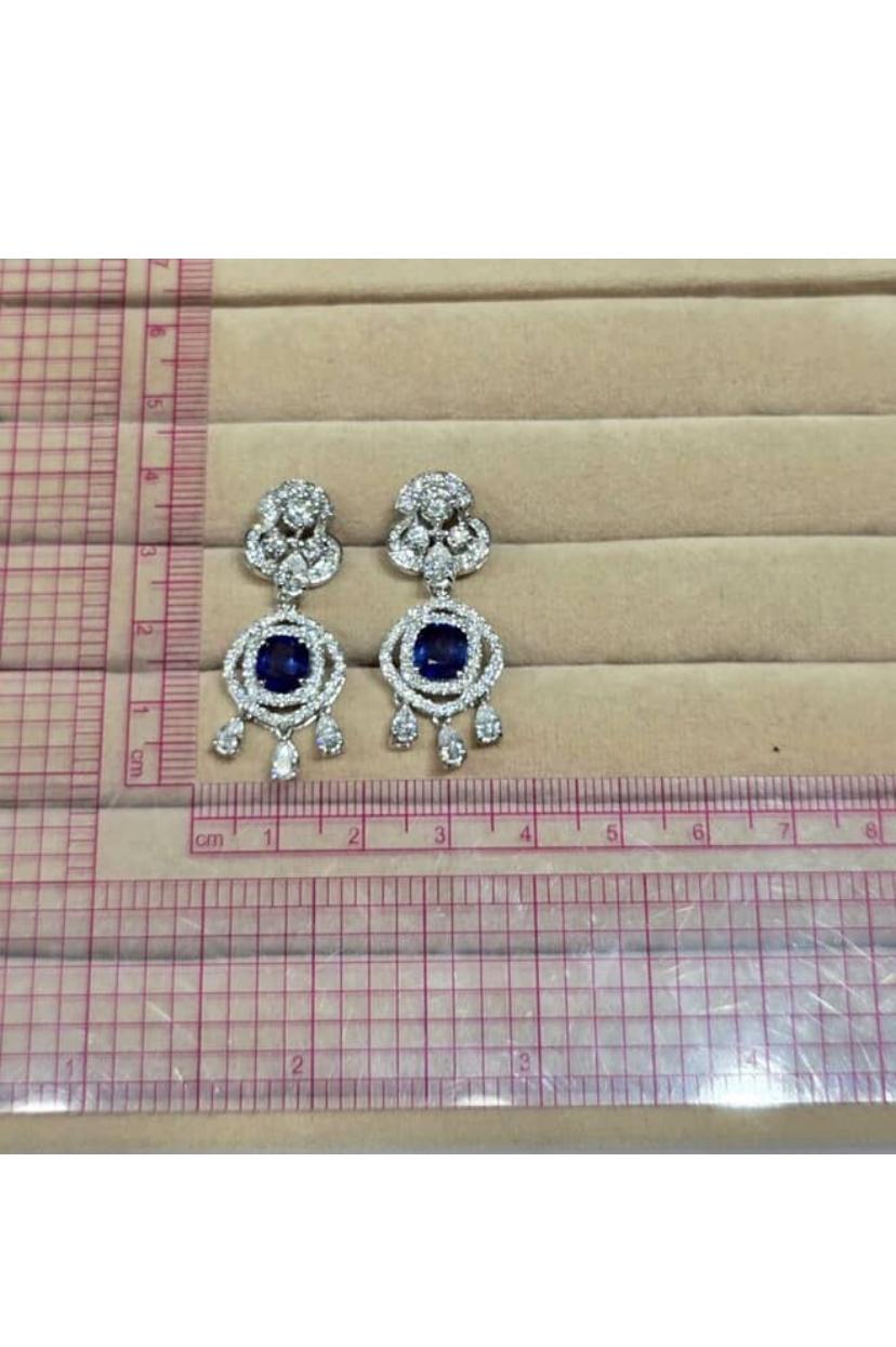 Pendientes de oro de 18 quilates con zafiros de Ceilán certificados AIG de 3,60 quilates y diamantes de 3,50 quilates Corte mixto en venta