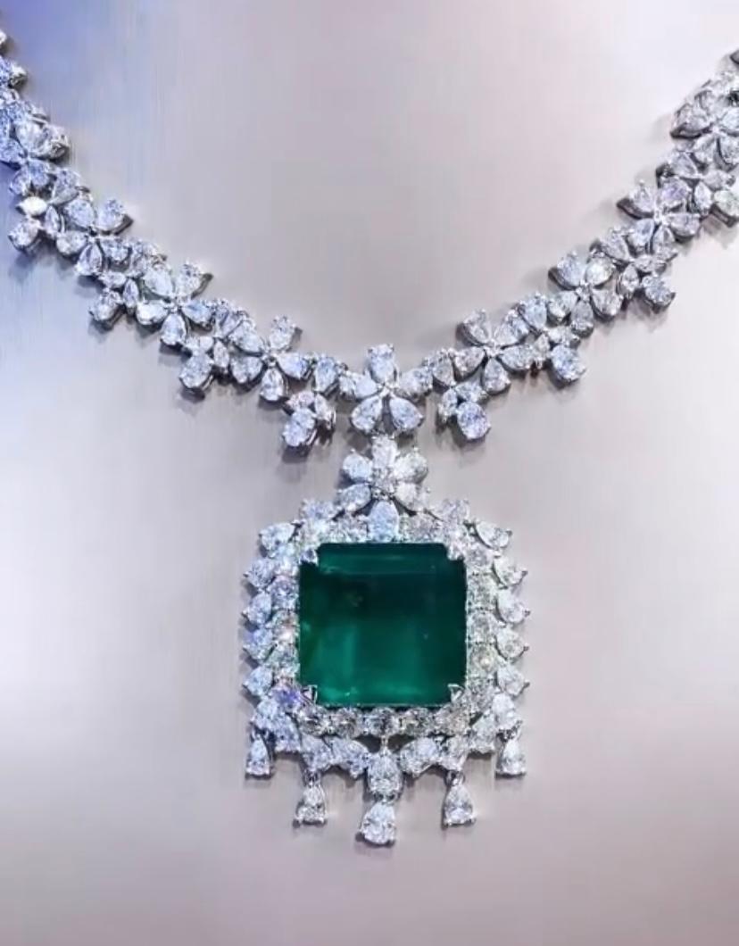 AIG Certified 36.00 Carat Zambian Emerald  23.90 Ct Diamonds Necklace 18K Gold  For Sale 2