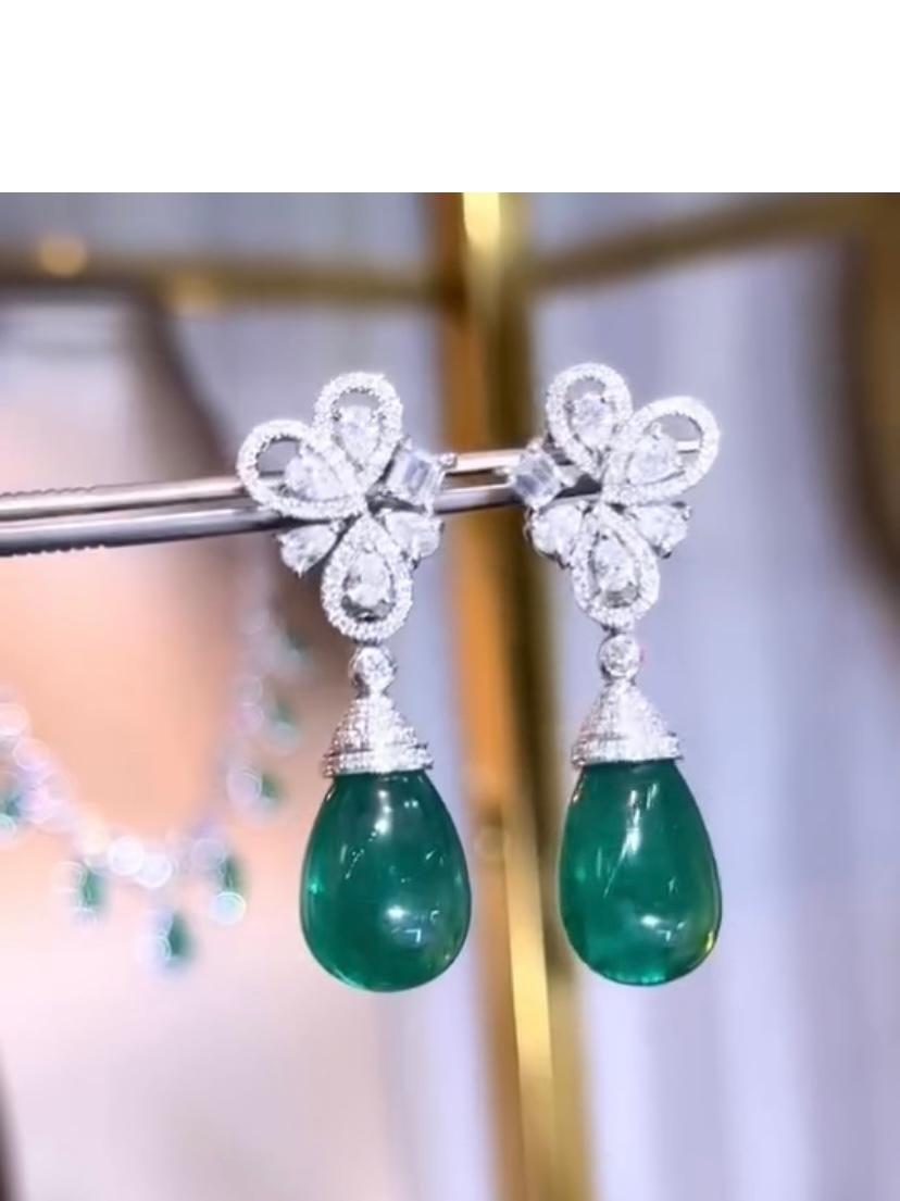 Cabochon Certificato AIG 36.00 Carati  Orecchini in oro 18K con smeraldi dello Zambia e diamanti da 3,10 carati in vendita