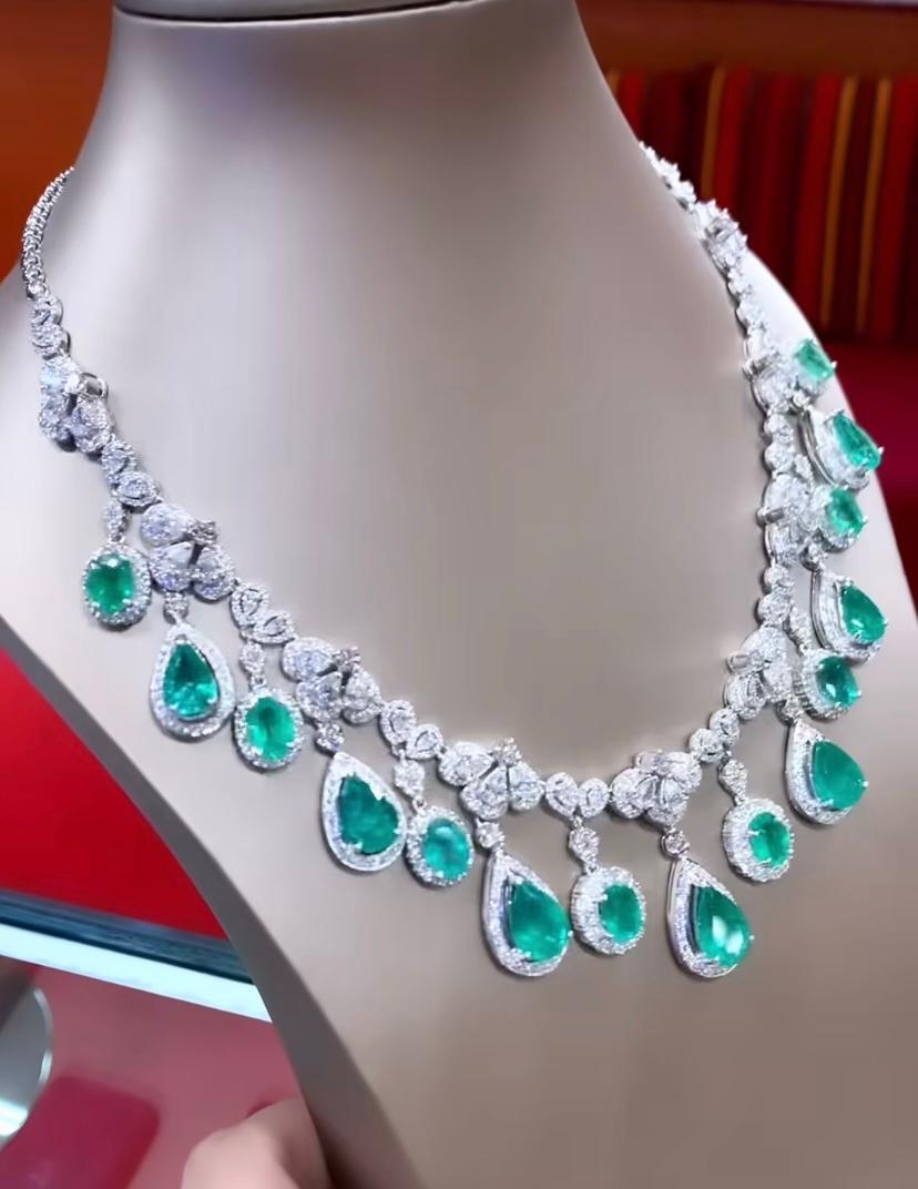 Taille poire Émeraudes de Zambie certifiées AIG 36.19 carats  20.55 Ct Diamants Collier en or 18K en vente