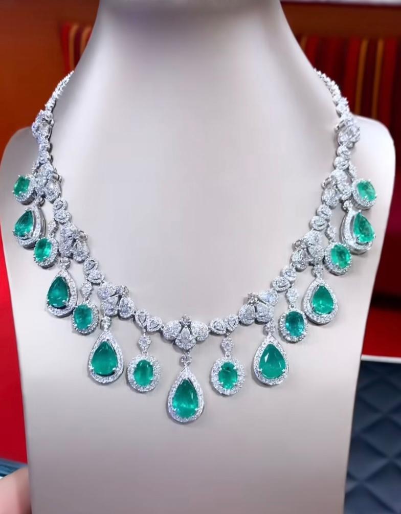 AIG Certified 36.19 Carats Zambian Emeralds  20.55 Ct Diamonds 18K Gold Necklace In New Condition For Sale In Massafra, IT