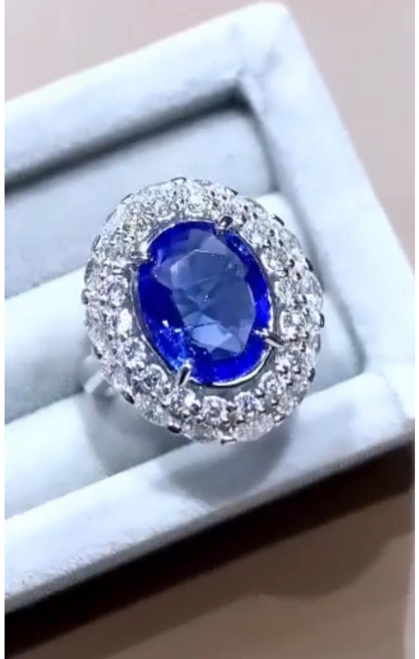 An exclusive refined design, contemporary and essential, a very sophisticated style .
Ring come in 18k gold with a Untreated Natural Ceylon Sapphire, in perfect oval cut, of 3,65 carats, and 32 pieces of natural diamonds of 1,15 carats, F color VS