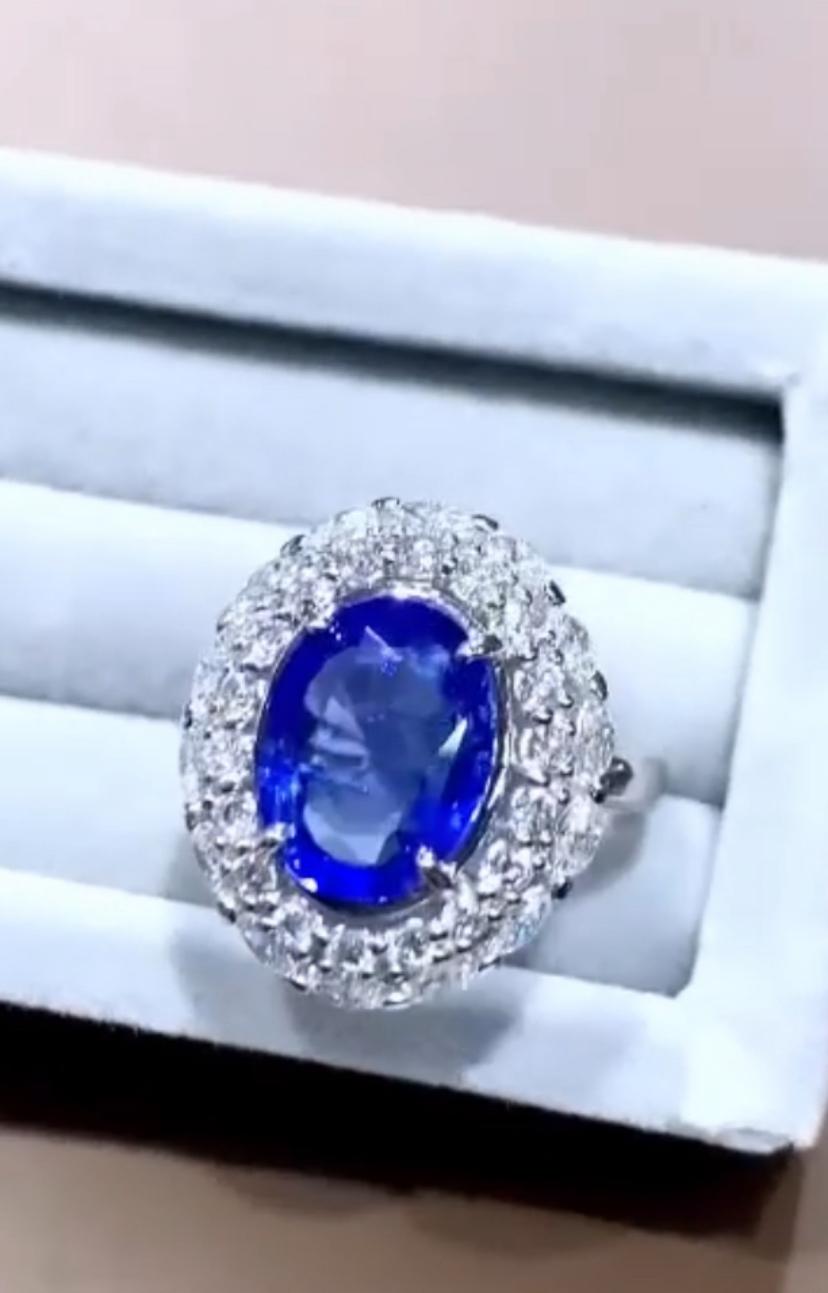 Women's AIG Certified 3.65 Carats Untreated Ceylon Sapphire Diamonds 18K Gold Ring  For Sale
