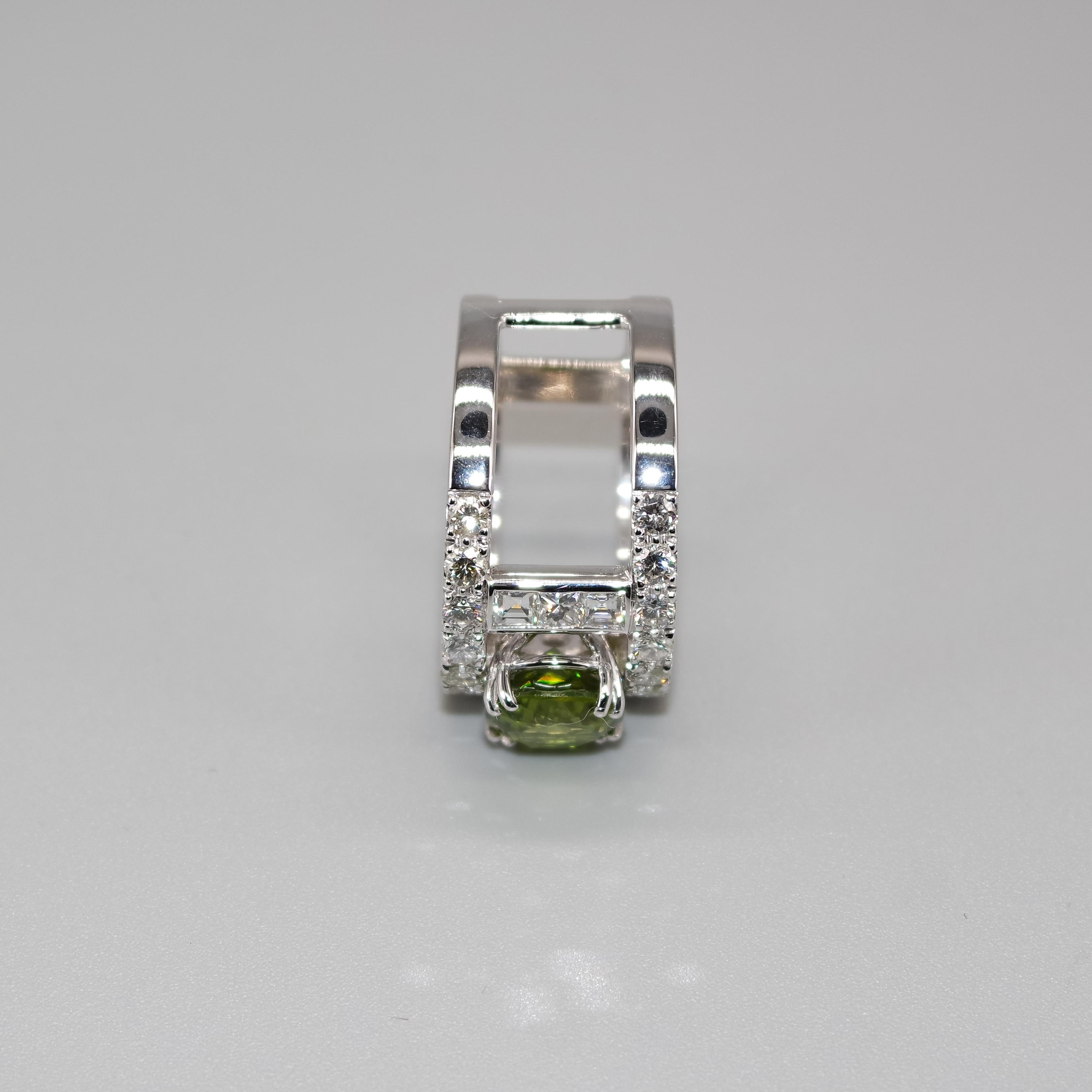 AIG Certified 3.69 Carat Oval Peridot and 1.98 Carat Diamond Cocktail Ring In Excellent Condition For Sale In Crema, Cremona