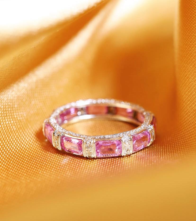 Ein exquisites Ewigkeitsarmband mit Saphiren und Diamanten in modernem Design, so elegant und raffiniert!
Atemberaubender Ring aus 18 Karat Gold mit Ceylon Saphiren von 3,70 Karat, zartrosa Farbe, häufig erhitzt, und Diamanten von 0,70
