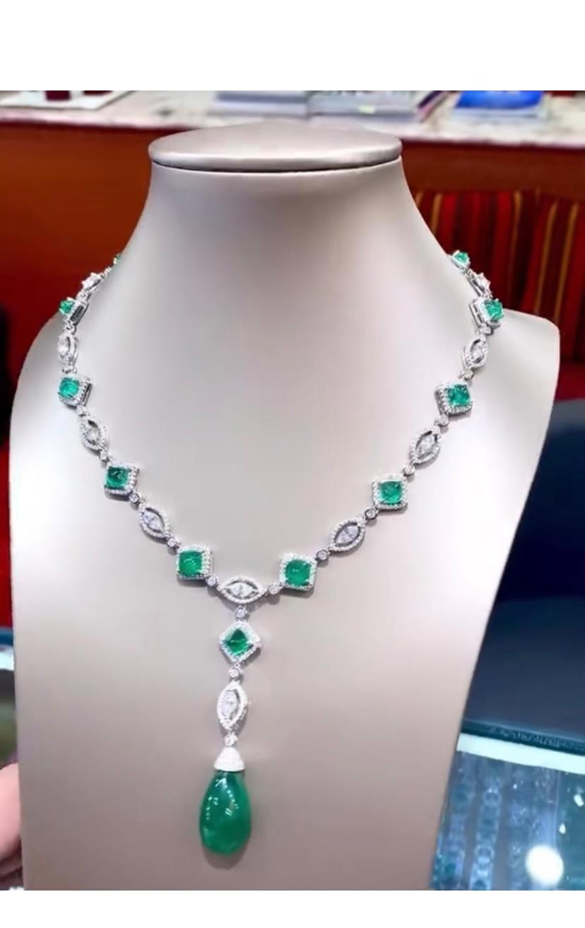 AIG Certified 37.00 Carat Zambian Emeralds 7.70 Ct Diamonds 18K Gold Necklace In New Condition For Sale In Massafra, IT