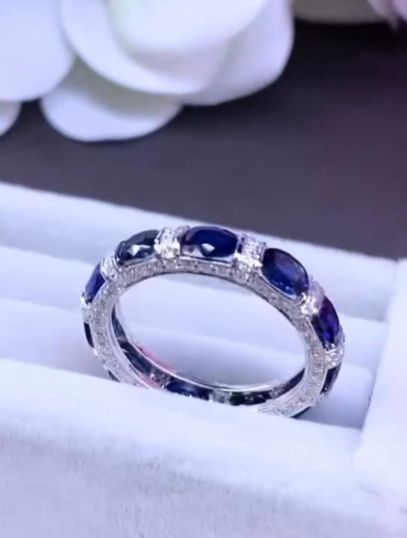18 Karat Goldring mit AIG-zertifiziertem 3,80 Karat Ceylon-Saphiren und Diamanten (Gemischter Schliff) im Angebot