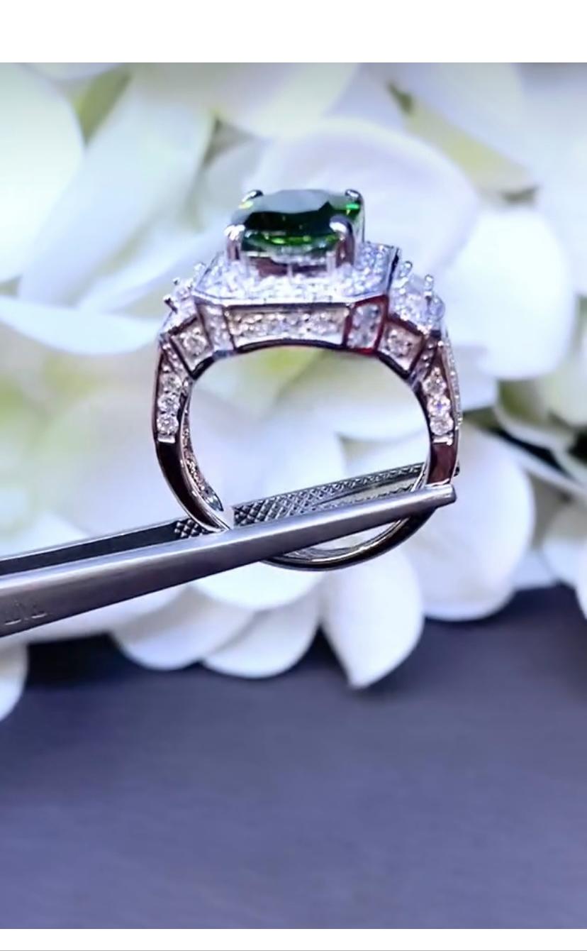 Taille ovale Bague en or 18 carats avec saphir vert certifié AIG de 3,80 carats et diamants de 1,35 carat en vente