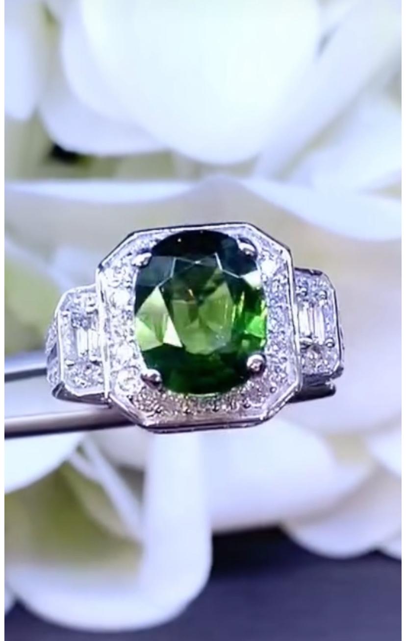 Bague en or 18 carats avec saphir vert certifié AIG de 3,80 carats et diamants de 1,35 carat en vente 2
