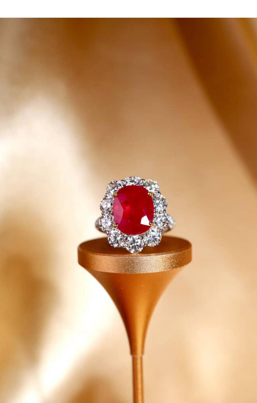 Uno squisito anello da cocktail con rubini e diamanti dall'adorabile design classico, realizzato con particolare attenzione a tutti i dettagli, questo pezzo evoca un senso di bellezza e lusso e fa una dichiarazione audace.
L'anello è realizzato in