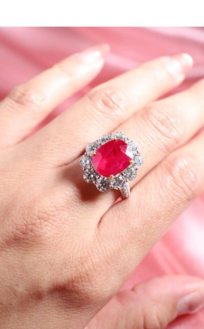 Anello in oro 18K con diamanti certificati AIG da 3,80 carati e rubino della Birmania da 3,70 carati In condizioni Nuovo in vendita a Massafra, IT