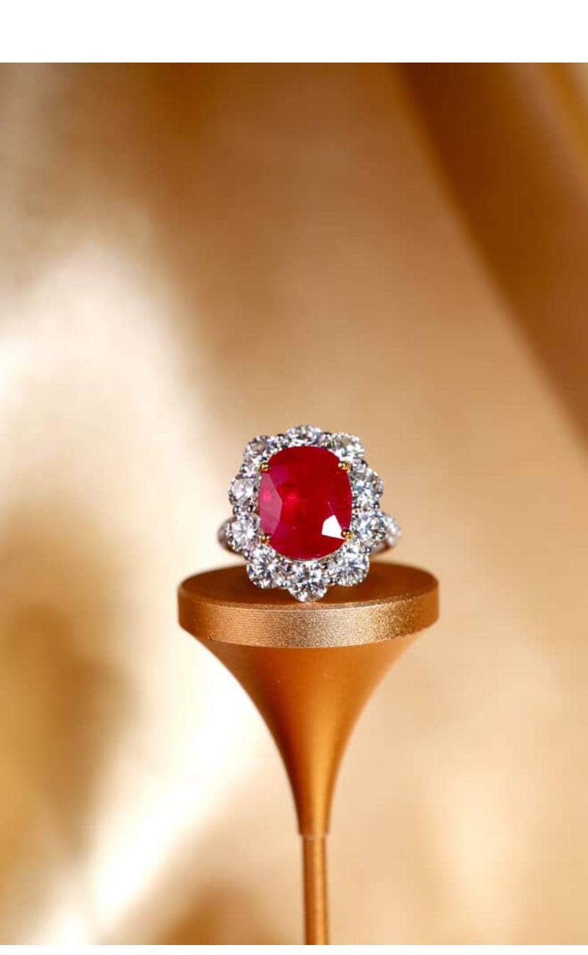 Anello in oro 18K con diamanti certificati AIG da 3,80 carati e rubino della Birmania da 3,70 carati in vendita 4