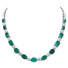 Emeraudes zambiennes certifiées AIG de 38.00 carats  Collier en or 18 carats avec diamants 4,80 carats