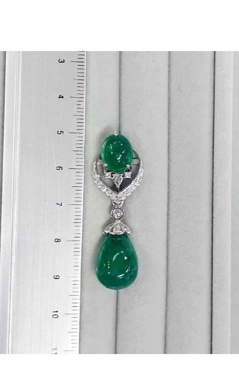 An extraordinary pair of earrings in classic design, so elegant , fashion, a very unique piece.
Earrings come in 18K gold with 4 pieces of rare Natural Zambian Emeralds, in perfect cabochon cut , spectacular color, extra fine quality , only Minor