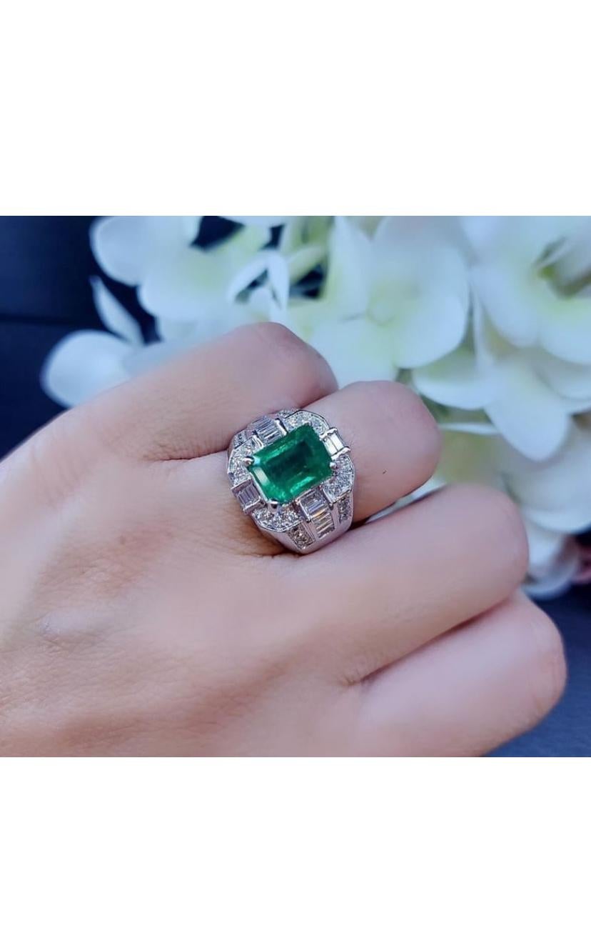 AIG-zertifizierter 3,89 Karat sambischer Smaragd  1,28 Karat Diamanten 18K Gold  Ring im Angebot 1
