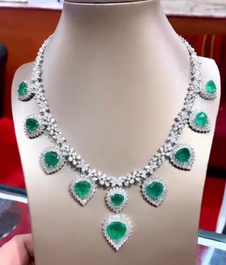 AIG Certified 38.90 Carats Zambian Emeralds  25.00 Ct Diamonds 18k Gold Necklace In New Condition For Sale In Massafra, IT