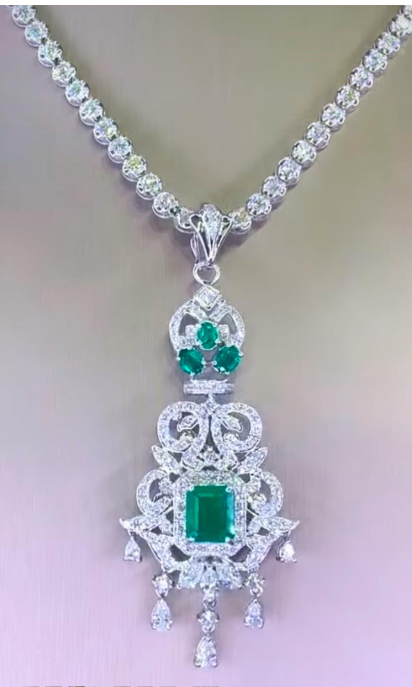 Un pendentif exclusif en diamants et émeraudes, au design Art Deco, au style si élégant et raffiné.
Rehaussez votre beauté intemporelle et ajoutez une touche de glamour et de sophistication à votre look.
Superbe pendentif en or 18k avec des