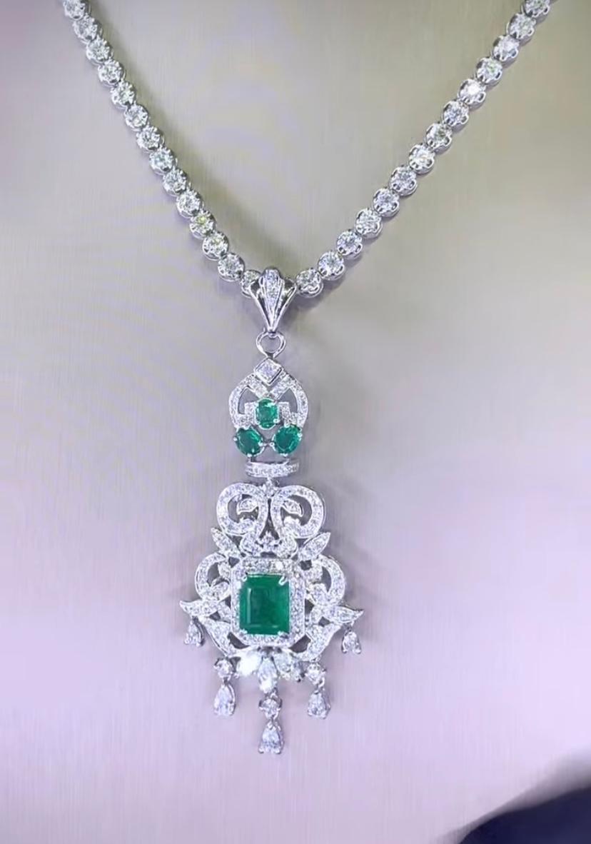 Taille émeraude Pendentif en or 18 carats avec diamants de 3,90 carats et émeraudes de Zambie de 3,45 carats certifiés AIG en vente