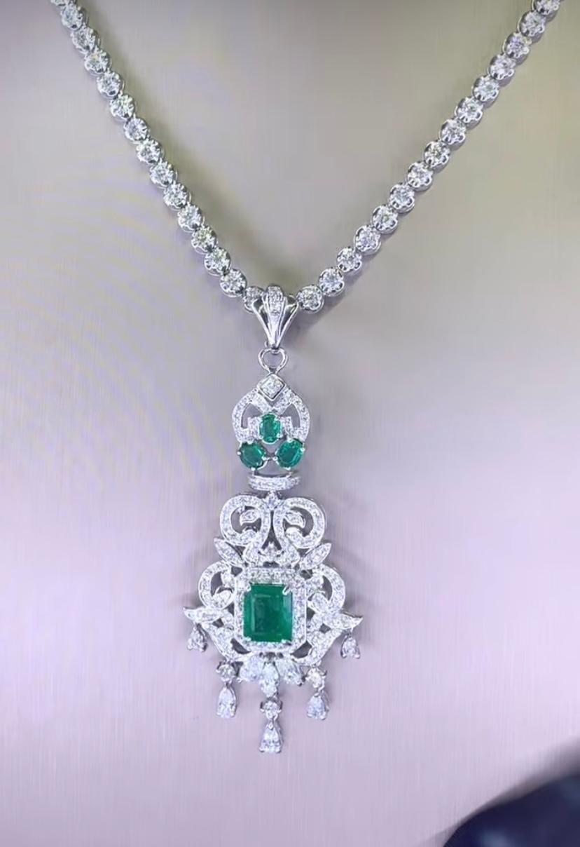 Pendentif en or 18 carats avec diamants de 3,90 carats et émeraudes de Zambie de 3,45 carats certifiés AIG Pour femmes en vente