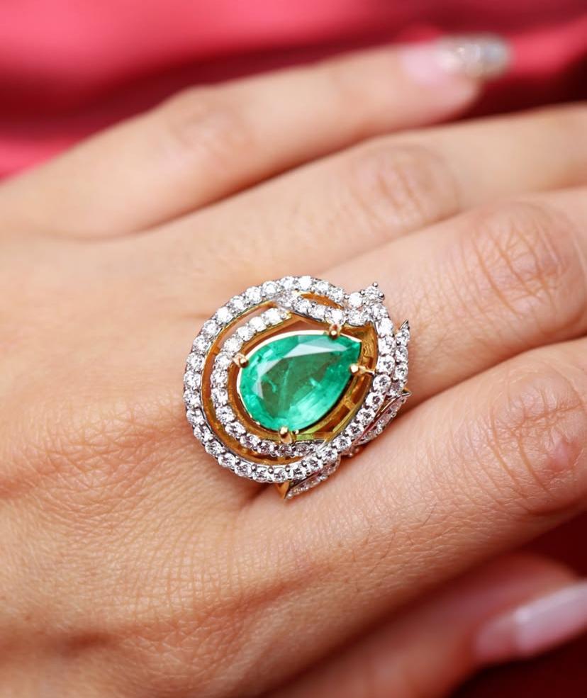 An exquisite Emerald and Diamonds ring in particular design , so elegant and refined style .
Elevate your timeless of beauty and add a touch of sophistication and glamour on your look.
Stunning ring come in 18k gold with a lustrous Zambian Emerald