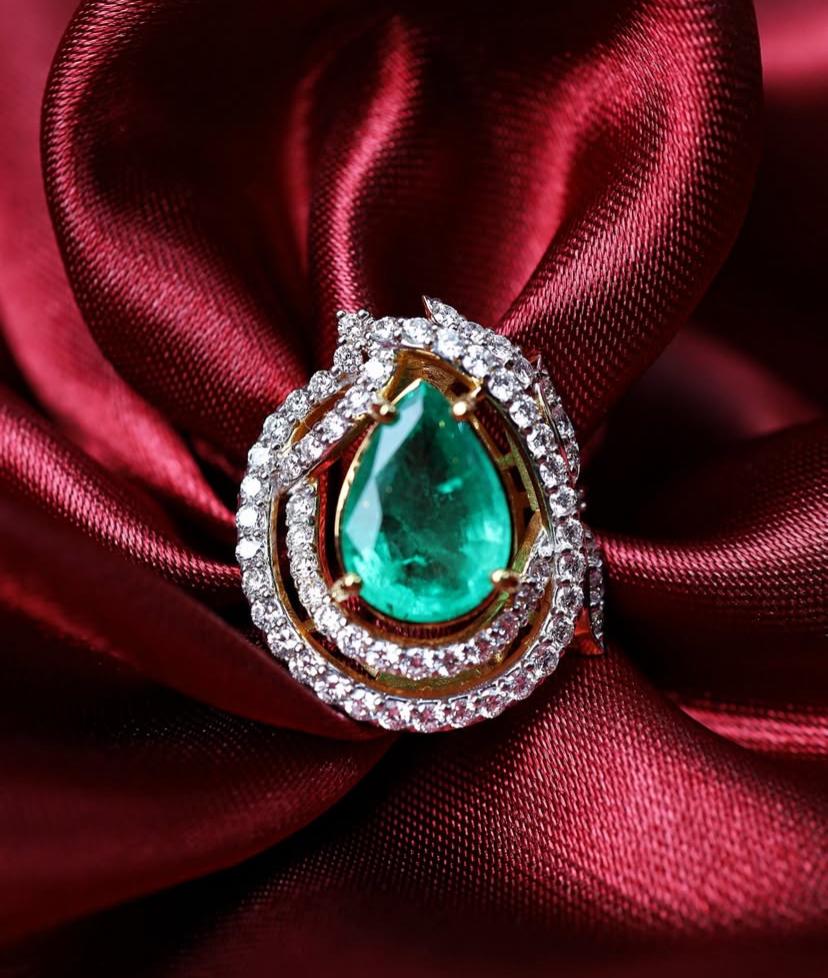 AIG Certified 3.90 Zambian Emerald 1.30 Ct Diamonds 18k Gold Ring In New Condition For Sale In Massafra, IT
