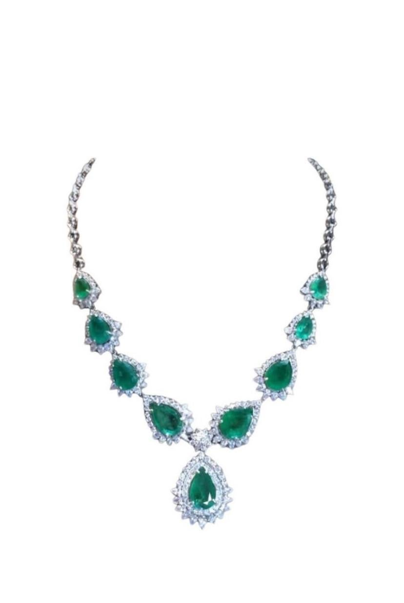 Donna Smeraldi dello Zambia certificati AIG 39,00 carati 12,00 carati di diamanti Collana in oro 18k in vendita