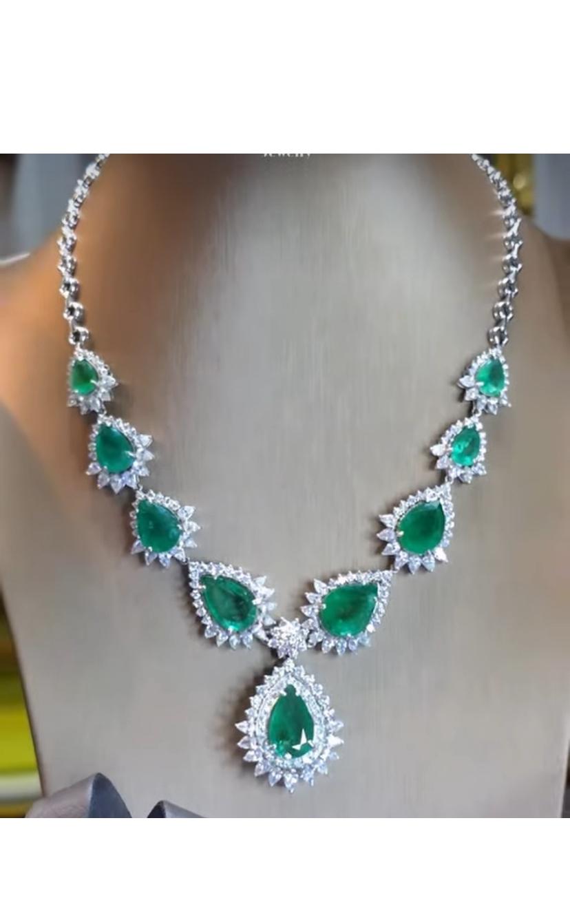 Smeraldi dello Zambia certificati AIG 39,00 carati 12,00 carati di diamanti Collana in oro 18k in vendita 2