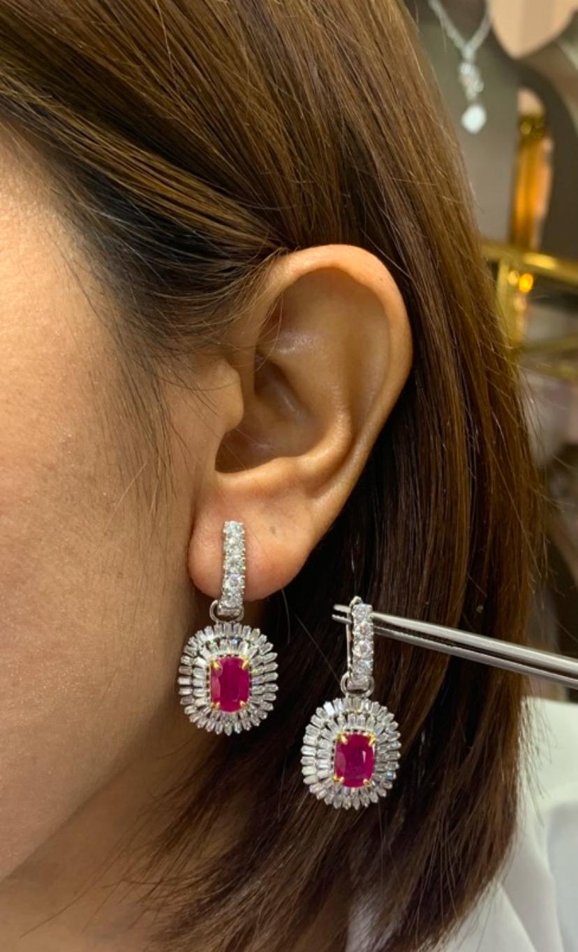 Taglio cuscino Orecchini in oro 18K con rubini di Birmania certificati AIG da 4,00 carati e diamanti da 3,40 carati in vendita