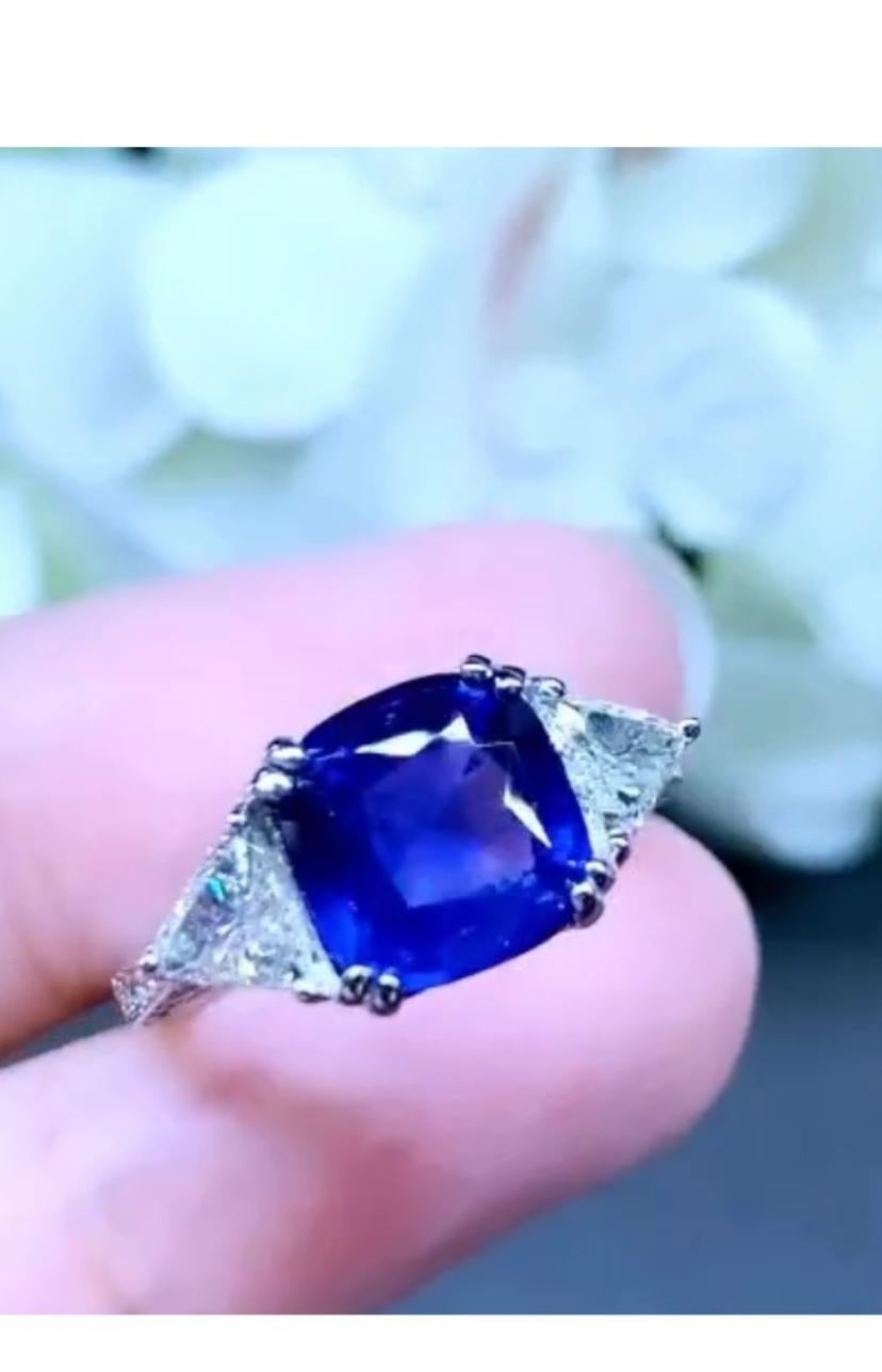 Ein exquisiter Ring in zeitgenössischem Design. Diese strahlende Kreation ist mit einem leuchtend blauen Saphir und prächtigen, funkelnden Diamanten geschmückt.
Schmücken Sie Ihre Hände mit diesem unvergleichlichen Meisterwerk ist einfach