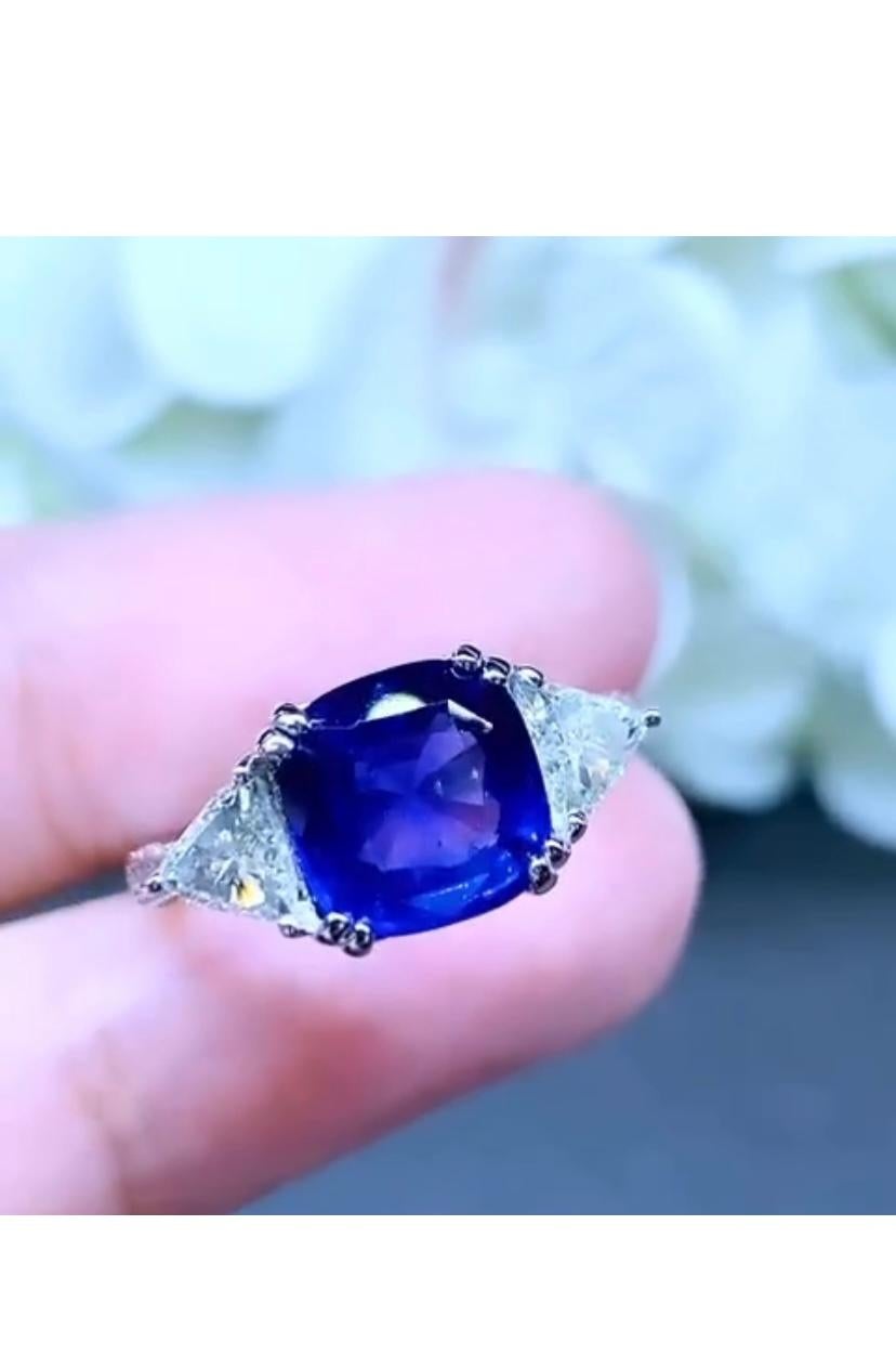 AIG Certified 4.00 Carat Ceylon Sapphire  1.30 Ct Diamonds 18k Gold Ring In New Condition For Sale In Massafra, IT