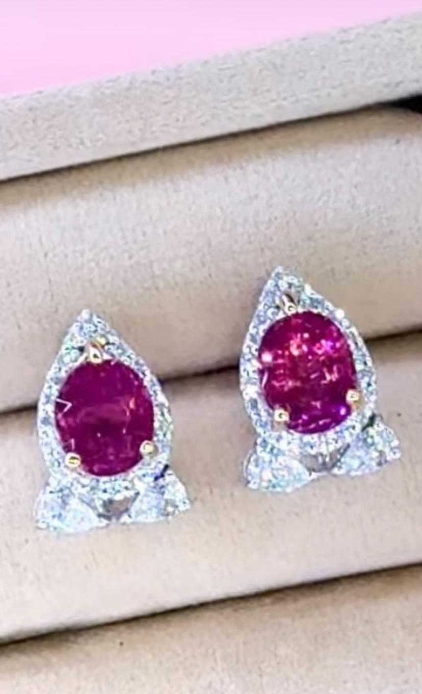 Uno squisito orecchino con tormalina rubellite e diamanti dal design moderno ed elegante.
Realizzati con particolare attenzione ai dettagli, questi orecchini sono l'emblema della classe e della raffinatezza.
Gli splendidi orecchini sono realizzati