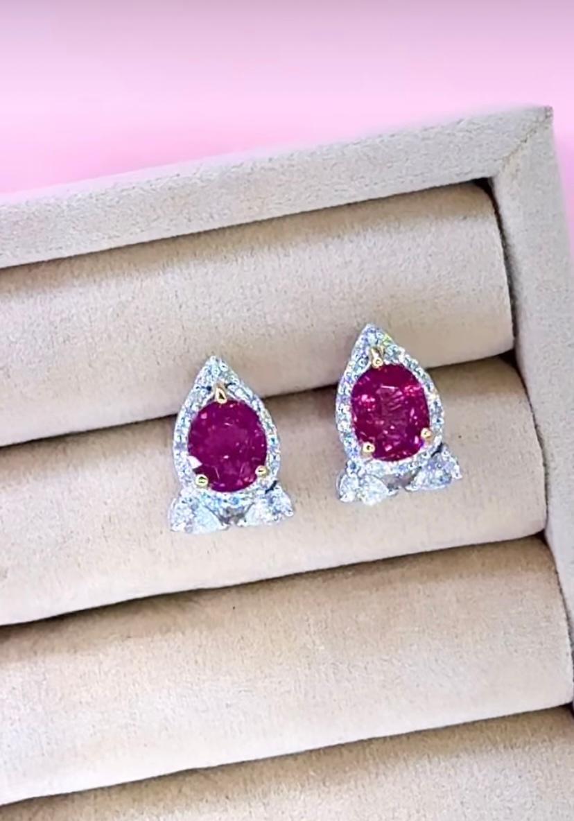 Taglio ovale Orecchini in oro 18K con diamanti di tormalina rubellite certificati AIG da 4,00 carati in vendita