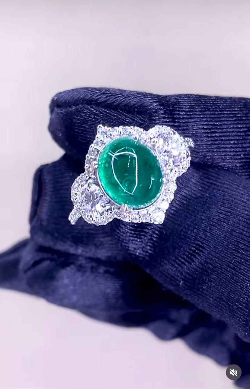 An exquisite Emerald and Diamonds ring, so elegant and refined design.
Elevate your timeless of beauty, and add a touch of class and charm on your look.
Magnificent ring come in 18k gold with a lustrous Natural Zambian Emerald of 4,00 Carat, in