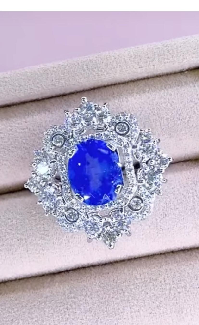 Ein exquisiter Cocktailring mit Saphiren und Diamanten, in besonderem und kompliziertem Design.
Ein Zeugnis von unvergleichlicher Schönheit.
Erhöhen Sie Ihre zeitlose Schönheit und fügen Sie einen Hauch von Farbe und Raffinesse Stil.
Prächtiger Ring