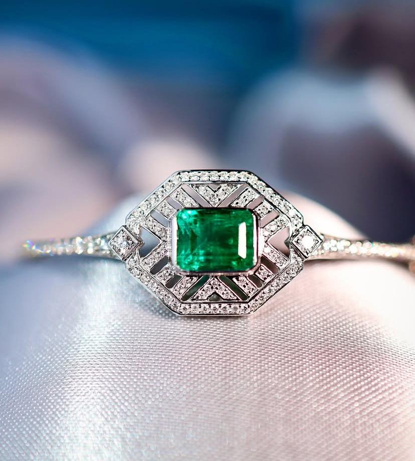 An exquisite Emerald and Diamonds bracelet in modern design, so elegant and refined style.
Elevate your timeless of beauty and add a touch of color and class in your look.
Stunning bracelet come in 18k gold with Zambian Emerald of 4,00 carats , in