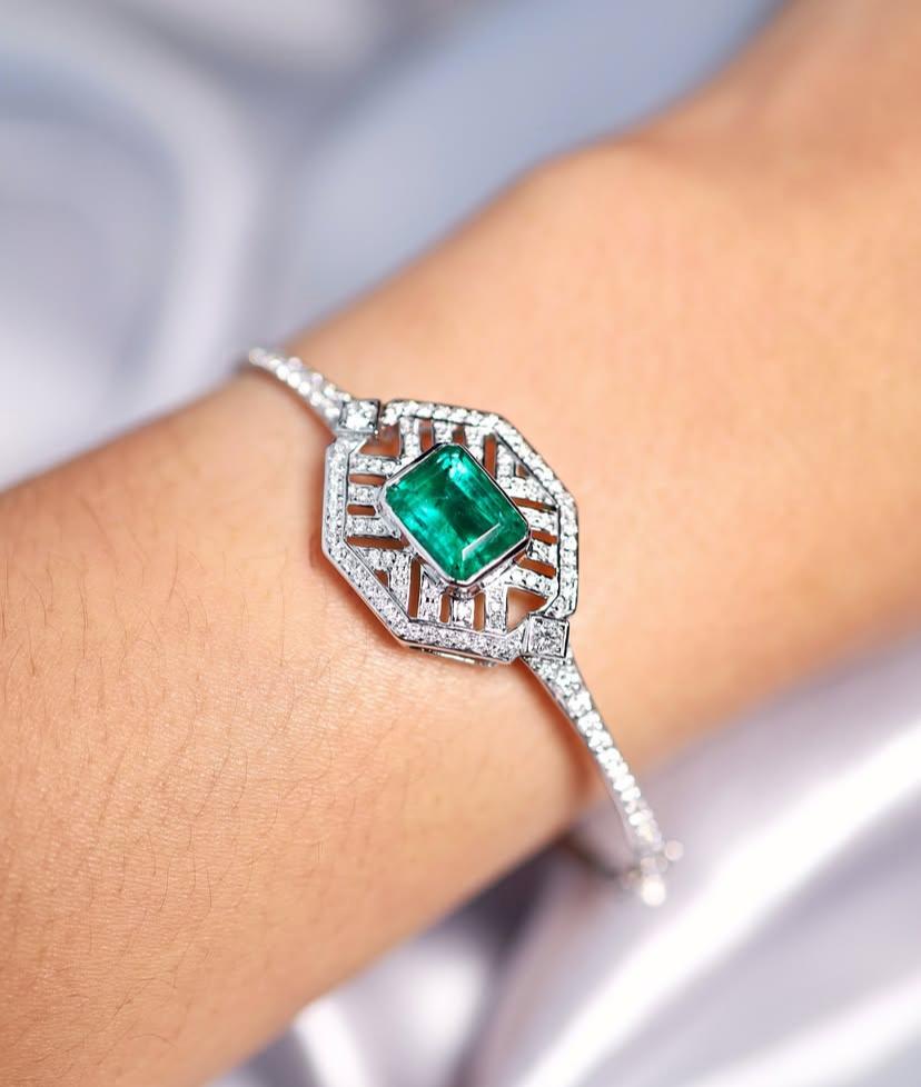 Emerald Cut AIG Certified 4.00 Carats Zambian Emerald 1.20 Ct Diamonds 18k Gold Bracelet For Sale
