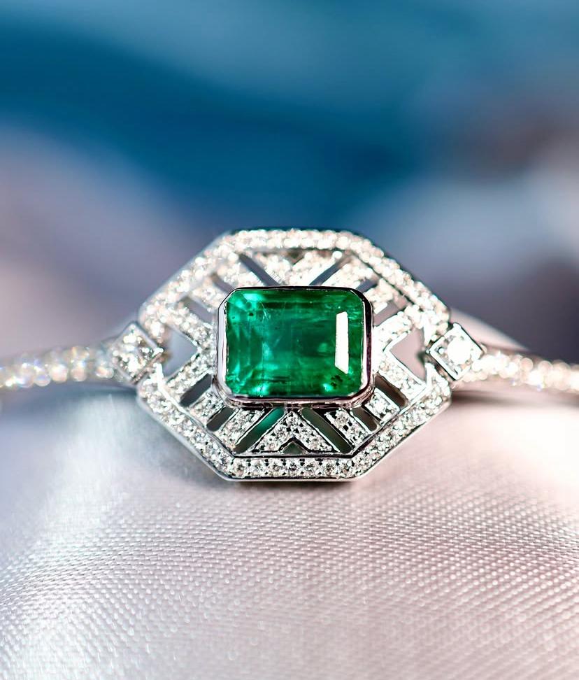 AIG Certified 4.00 Carats Zambian Emerald 1.20 Ct Diamonds 18k Gold Bracelet In New Condition For Sale In Massafra, IT
