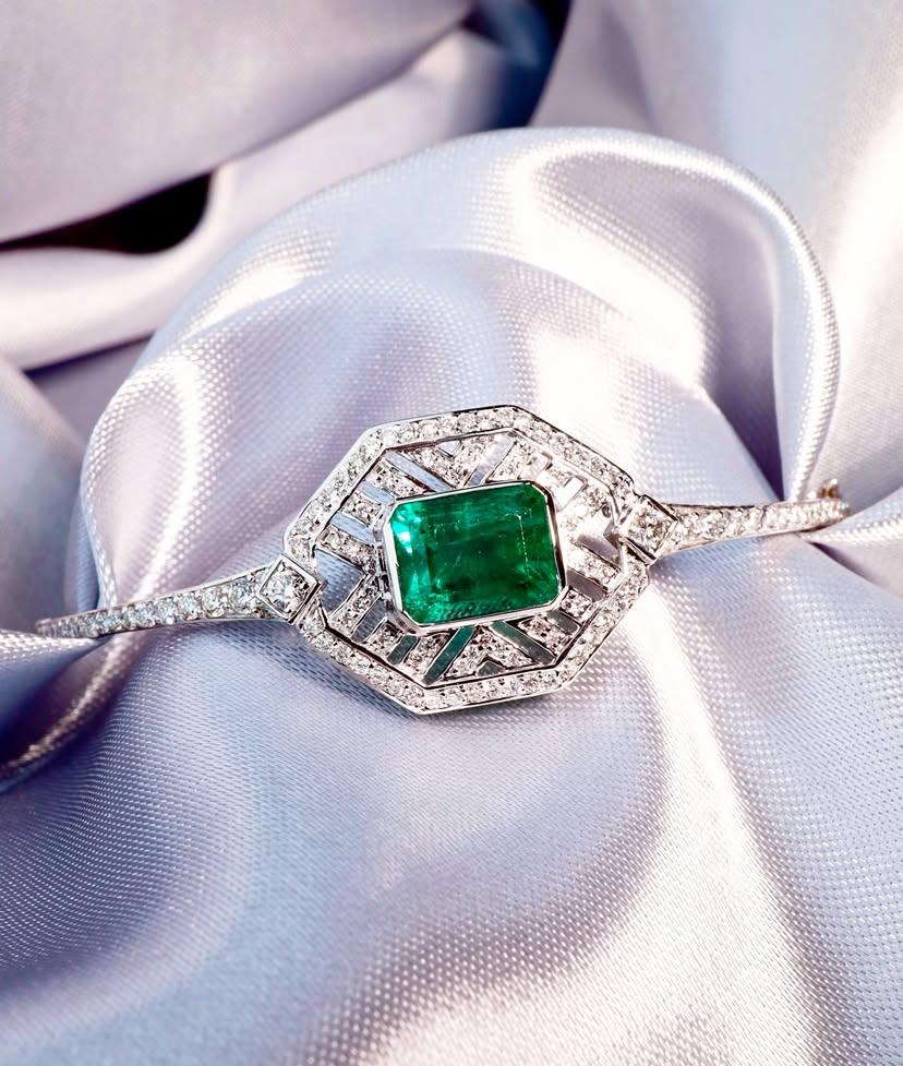 Women's or Men's AIG Certified 4.00 Carats Zambian Emerald 1.20 Ct Diamonds 18k Gold Bracelet For Sale