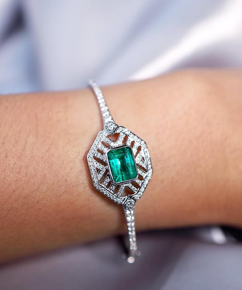 AIG Certified 4.00 Carats Zambian Emerald 1.20 Ct Diamonds 18k Gold Bracelet For Sale 1