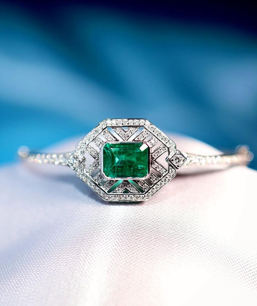 AIG Certified 4.00 Carats Zambian Emerald 1.20 Ct Diamonds 18k Gold Bracelet For Sale 3