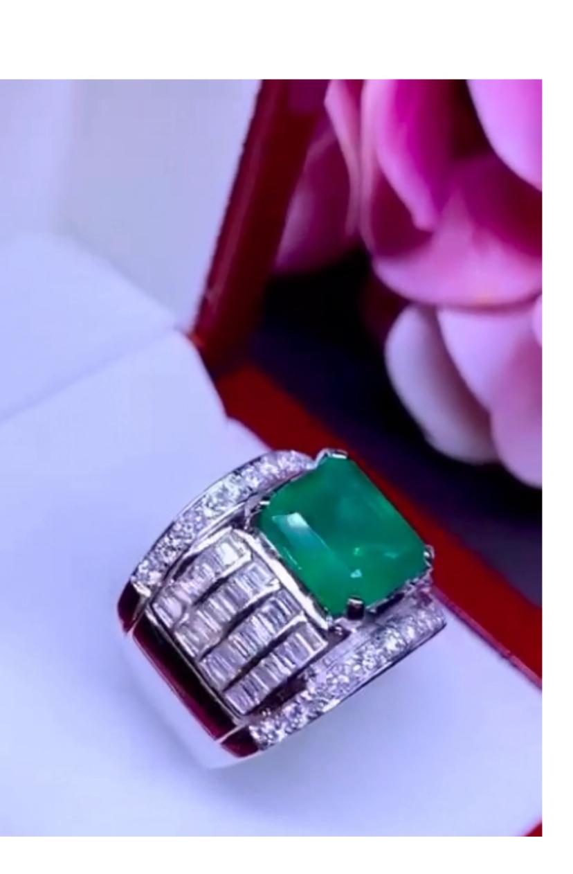 Sorprendente Anillo con 5,92 Quilates de Esmeralda y Diamantes en venta 1