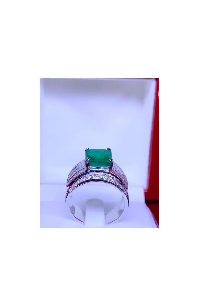 Sorprendente Anillo con 5,92 Quilates de Esmeralda y Diamantes en venta 2