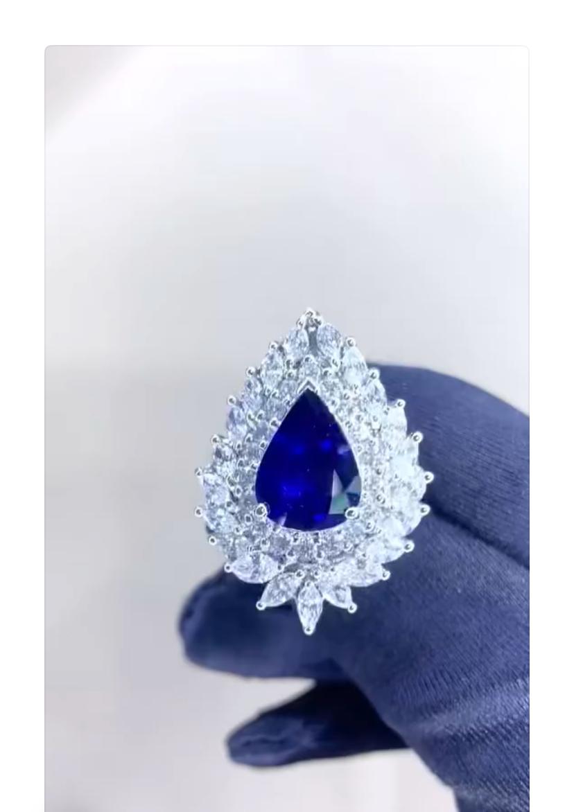 Introducing an amazing Ceylon Sapphire and Diamonds ring.
The Sapphire showcases a stunning royal blu color, captivating all who upon it. Its depth and vibrancy are truly exceptional, radiating a regal allure. Expertly cut to maximize its brillance,