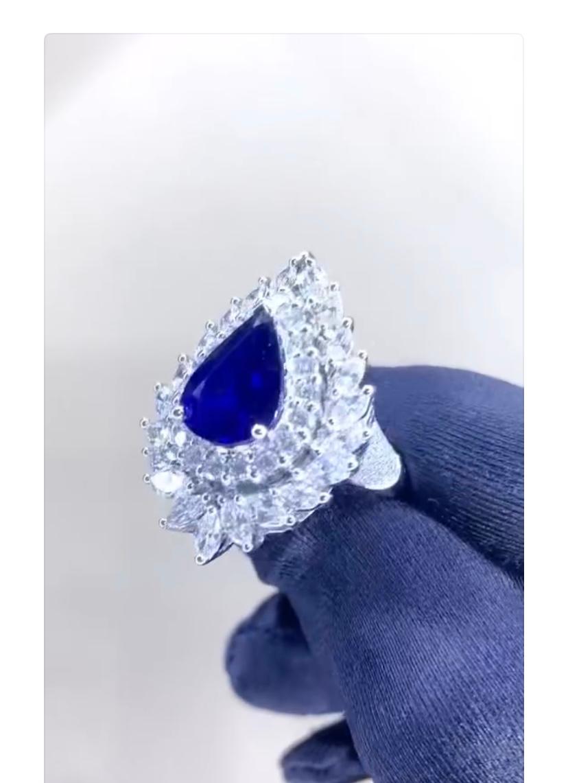 AIG Certified 4.00 Ct Blue Royal Ceylon Sapphire 2.40 Ct Diamonds 18K Gold Ring In New Condition For Sale In Massafra, IT