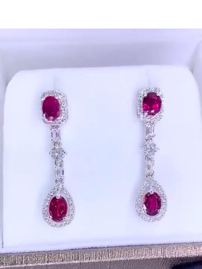 An exquisite Rubies and Diamonds earring, in contemporary design, so glamour and chic style.
This 4,00carat of vibrant Siamese Rubies,common heated, embraced by a halo of glittering diamonds of 1,90 carats, F-G color VS clarity, is more than a ring
