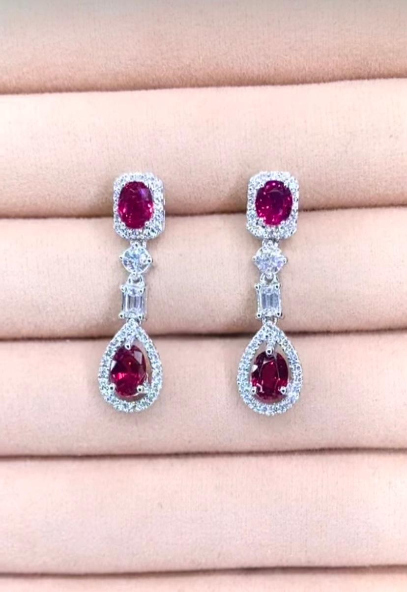 An exclusive Rubies and Diamonds earrings, in contemporary design, so elegant and refined.
Adorn your look and add a touch of class and charm on your outfit.
Stunning earrings come in 18k gold with 4 pieces of lustrous Natural Siamese Rubies of 4,00